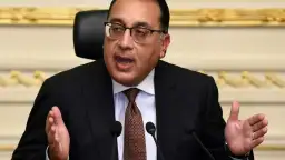 رئيس الوزراء يستعرض مع وزير...