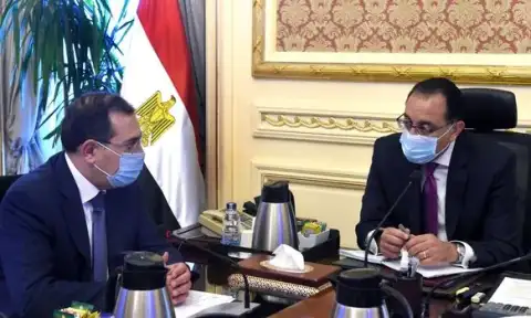 رئيس الوزراء يتابع مع وزير...