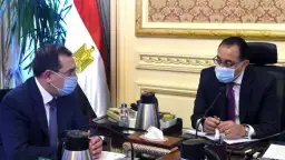 رئيس الوزراء يتابع مع وزير...
