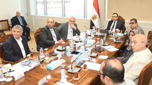 • وزير الإسكان يلتقي مسئولى...
