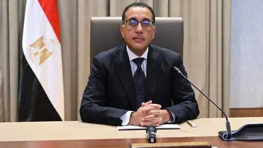 رئيس الوزراء يتفقد موقع إنشاء...