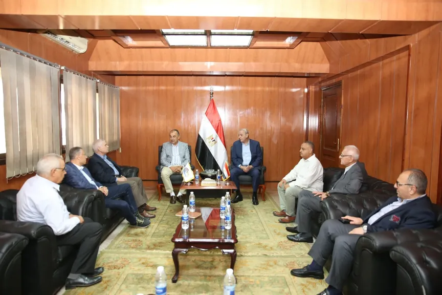 وزير قطاع الأعمال العام يتفقد شركة طنطا للكتان والزيوت
