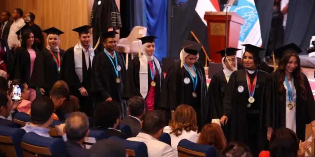 بنوك وتأمين