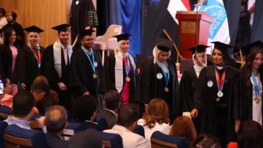بنوك وتأمين