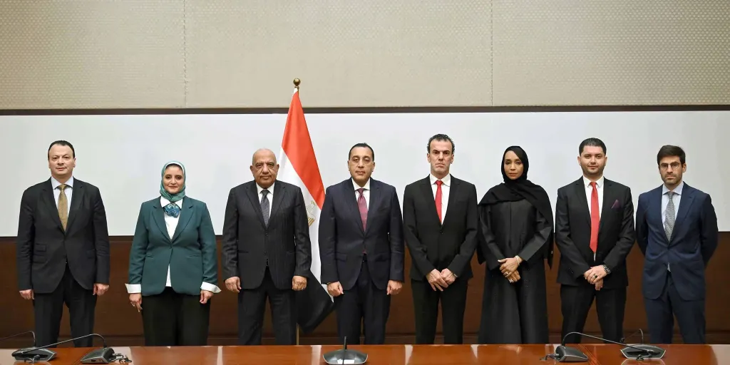 اتفاقية تعاون بين المصرية لنقل الكهرباء و”K&K” الإماراتية لتنفيذ الدراسات النهائية لمشروع الربط الكهربائي بين مصر وأوروبا