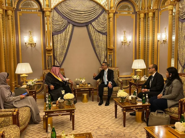 وزير الاستثمار والتجارة الخارجية يبحث مع وزير التجارة السعودي تعزيز العلاقات الاستثمارية والتجارية بين البلدين
