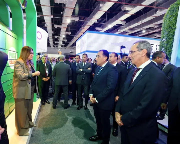 داليا الباز تستعرض أحدث خدمات البريد المصري أمام رئيس الوزراء في معرض Cairo ICT