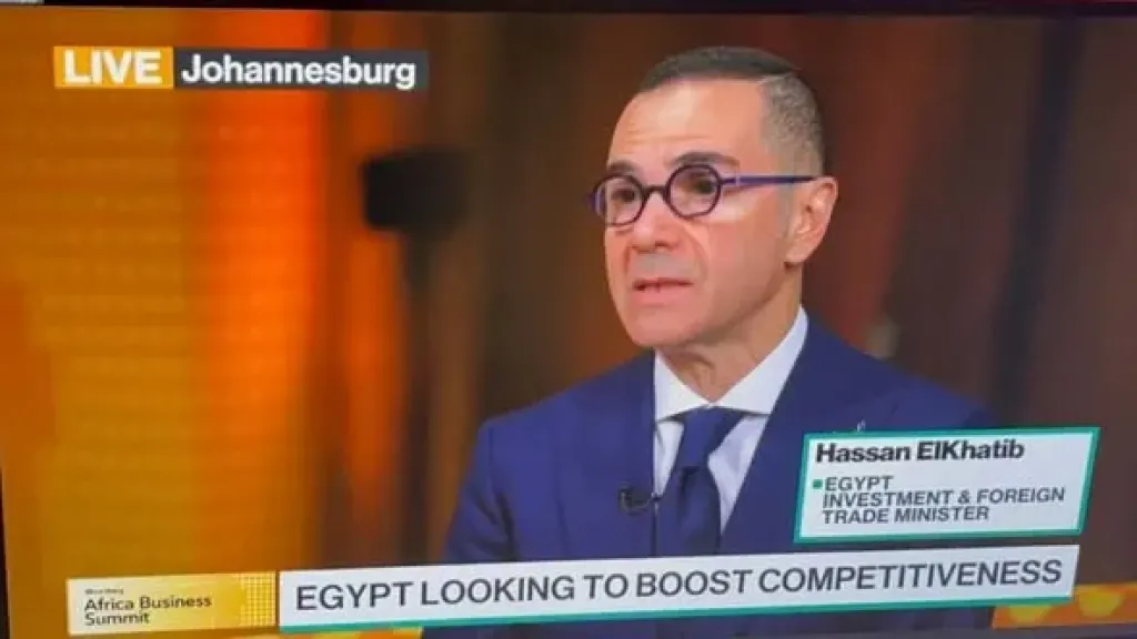 وزير الاستثمار والتجارة الخارجية يجري مقابلة تلفزيونية مع شبكة بلومبرج العالمية