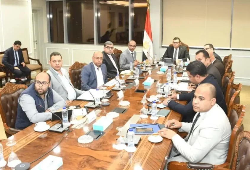 وزير الإسكان يتابع مشروعات المرافق والكهرباء بالمناطق الصناعية بعدد من المدن الجديدة