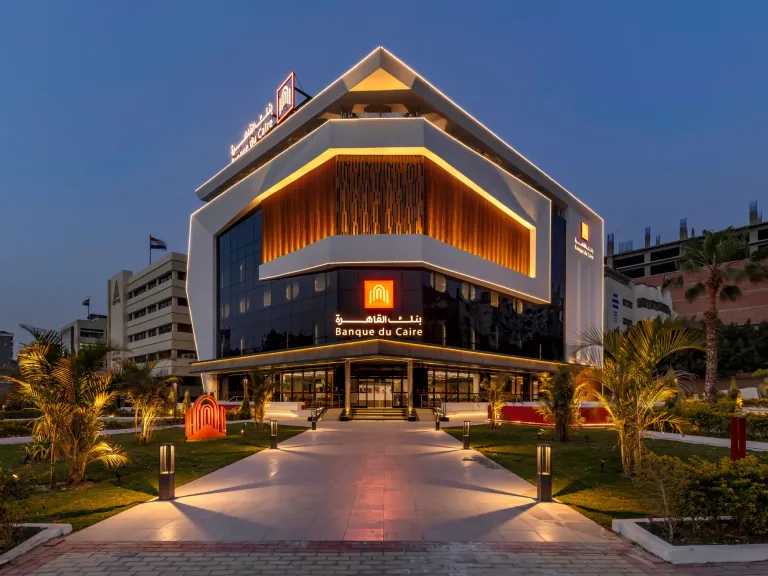 بنوك وتأمين