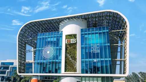 بنوك وتأمين