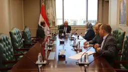 وزير الكهرباء يبحث مع العربية...