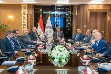 "وزير الدولة للإنتاج الحربي" يبحث...