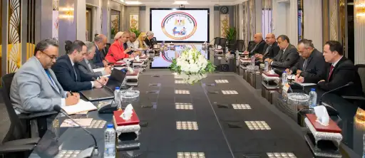 "وزير الدولة للإنتاج الحربي" يجتمع...