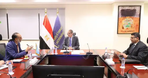 وزير الاتصالات يبحث مع البنك...