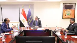 وزير الاتصالات يبحث مع البنك...