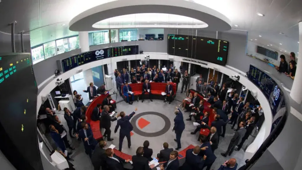 بورصة لندن للمعادن تعلن عدم فرض حظر على الإمدادات الروسية