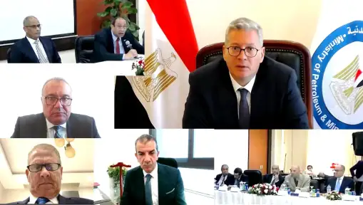 رئيس شركة " موبكو" يعرض...