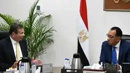 رئيس الوزراء يستعرض مع وزير...