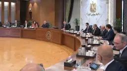 رئيس الوزراء يجتمع مع مسئولي...