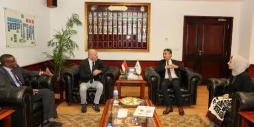 رئيس البريد المصري يستقبل نائب...