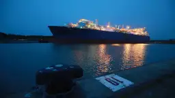 مصر تتفاوض لاستئجار "سفينة تغويز"...