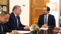 وزير البترول يسلم دعوة الرئيس...