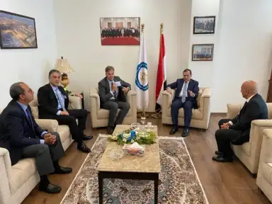 وزير البترول والثروة المعدنية يبحث...