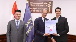 وزير الاتصالات وتكنولوجيا المعلومات يكرم...