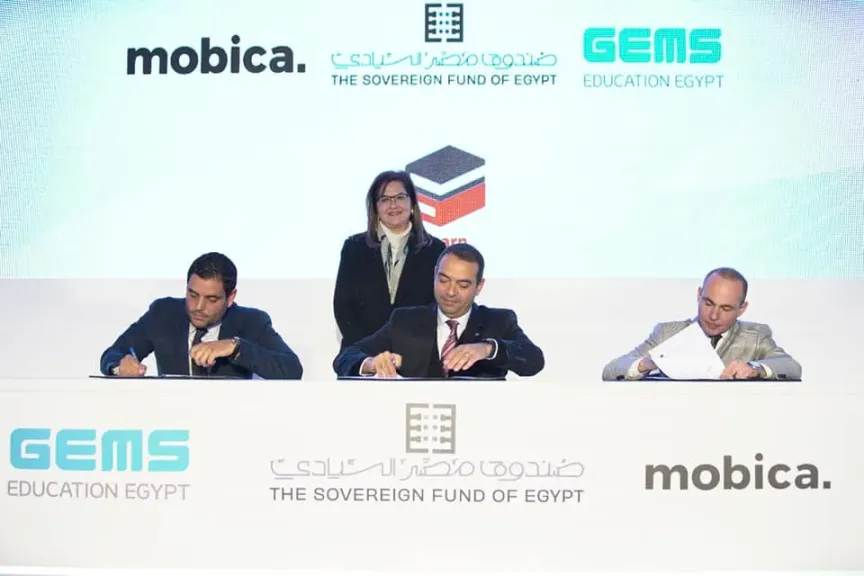 وزيرة التخطيط والتنمية الاقتصادية تشهد وضع حجر الأساس لمجموعة مدارس جديدة بالقرية الكونية