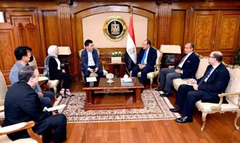 سامسونج تبحث مع وزير الصناعة...