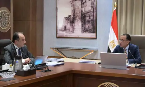 رئيس الوزراء يتابع مع وزير...