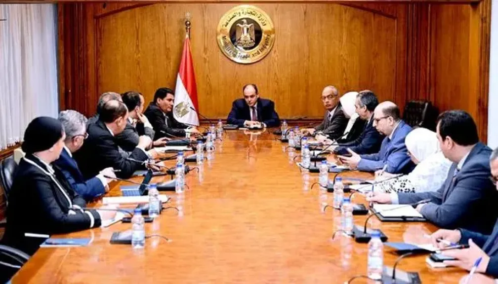 وزير التجارة والصناعة يبحث مع عدد من أعضاء مجلس النواب التحديات التى تواجه المستثمرين